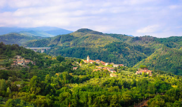 Panorama estivo dei monti dell'Appennino pistoiese