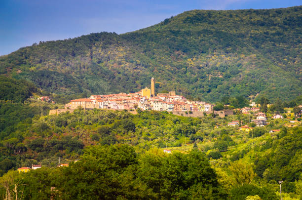 Borgo di montagna circondato da boschi nell'Appennino pistoiese